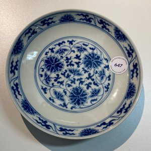 Een Chinees blauw-wit bord met lotusslingers, Guangxu merk en periode — foto 3
