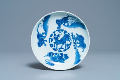 Een Chinees blauw-wit bord met mythische dieren, Shunzhi merk en periode