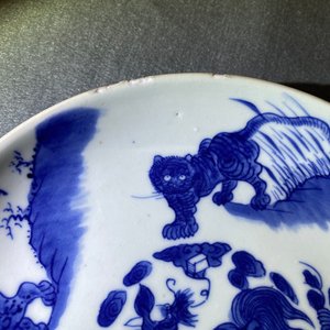Een Chinees blauw-wit bord met mythische dieren, Shunzhi merk en periode — foto 5