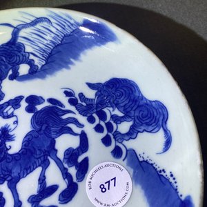 Een Chinees blauw-wit bord met mythische dieren, Shunzhi merk en periode — foto 6