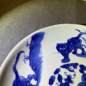 Een Chinees blauw-wit bord met mythische dieren, Shunzhi merk en periode — foto 10
