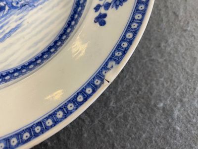 Een Chinees blauw-wit bord met mythologisch decor van Neptunus, Qianlong — foto 5