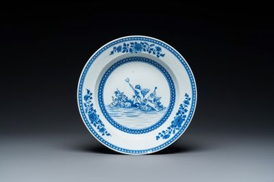 Een Chinees blauw-wit bord met mythologisch decor van Neptunus, Qianlong