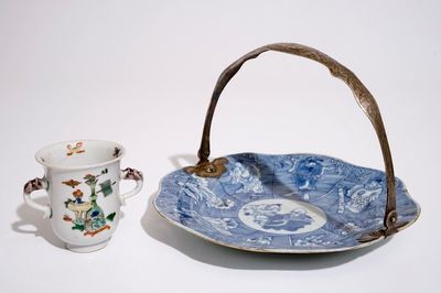 Een Chinees blauw-wit bord met onsterfelijken en een twee-orig famille verte kopje, Kangxi