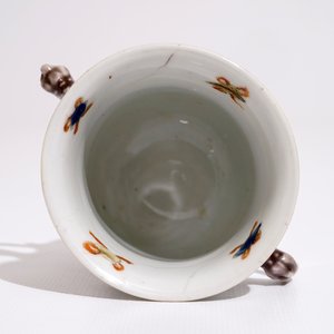 Een Chinees blauw-wit bord met onsterfelijken en een twee-orig famille verte kopje, Kangxi — foto 10