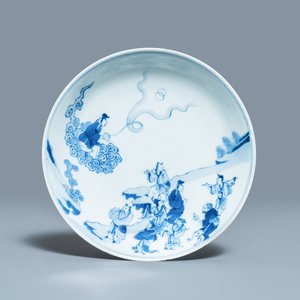 Een Chinees blauw-wit bord met onsterfelijken, Yongzheng merk en periode — foto 1