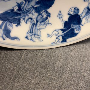 Een Chinees blauw-wit bord met onsterfelijken, Yongzheng merk en periode — foto 6