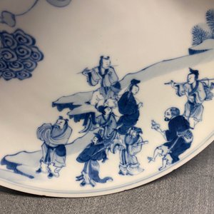 Een Chinees blauw-wit bord met onsterfelijken, Yongzheng merk en periode — foto 10