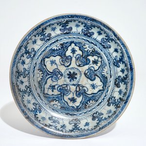 Een Chinees blauw-wit bord met ornamentdecor, Ming, Hongzhi — foto 1
