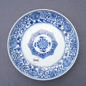 Een Chinees blauw-wit bord met 'Shou' karakters, Yongzheng merk en periode — foto 3