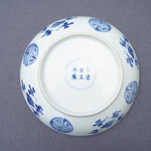 Een Chinees blauw-wit bord met 'Shou' karakters, Yongzheng merk en periode — foto 4