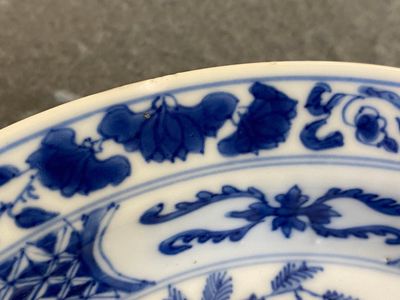 Een Chinees blauw-wit bord met twee feniksen en een onsterfelijke, Kangxi/Yongzheng — foto 6