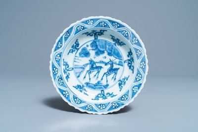 Een Chinees blauw-wit bord met twee herten, Ming