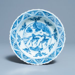 Een Chinees blauw-wit bord met twee herten, Ming — foto 1