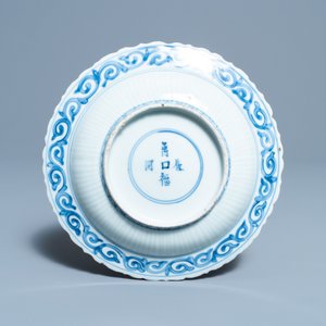 Een Chinees blauw-wit bord met twee herten, Ming — foto 2