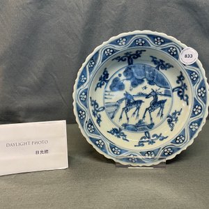 Een Chinees blauw-wit bord met twee herten, Ming — foto 3