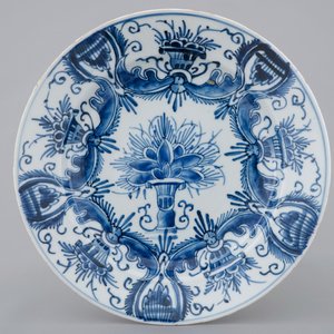 Een Chinees blauw-wit bord naar Delfts voorbeeld, Qianlong, 18e eeuw — foto 1