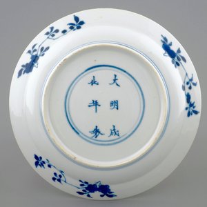 Een Chinees blauw-wit bordje met allegorie van de reuk, Kangxi — foto 2