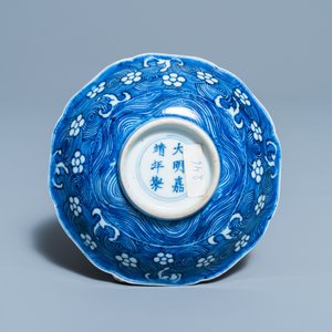 Een Chinees blauw-wit bordje met een paard in galop, Jiajing merk, Kangxi — foto 2