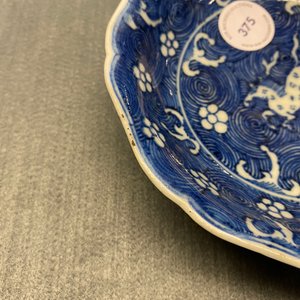Een Chinees blauw-wit bordje met een paard in galop, Jiajing merk, Kangxi — foto 5