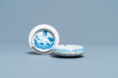 Een Chinees blauw-wit dekseldoosje met erotische voorstelling, Kangxi