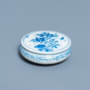 Een Chinees blauw-wit dekseldoosje met erotische voorstelling, Kangxi — foto 2