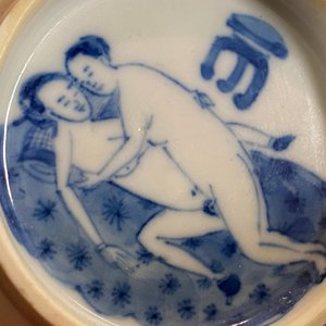 Een Chinees blauw-wit dekseldoosje met erotische voorstelling, Kangxi — foto 10