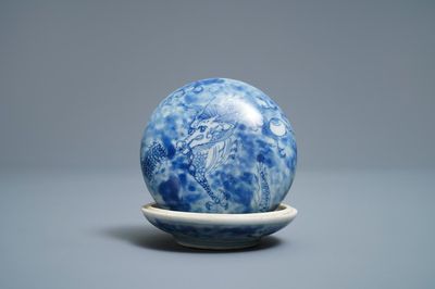 Een Chinees blauw-wit dekseldoosje voor zegelwas met een draak, Hatcher cargo, Transitie periode