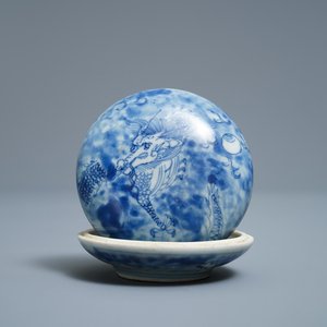 Een Chinees blauw-wit dekseldoosje voor zegelwas met een draak, Hatcher cargo, Transitie periode — foto 1
