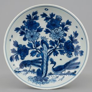 Een Chinees blauw-wit diep bord met pauwen, Ming Dynastie — foto 1