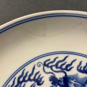 Een Chinees blauw-wit 'draken' bord, Qianlong merk en periode — foto 4