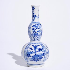 Een Chinees blauw-wit dubbel gourde vaasje met kostbaarhedendecor, Kangxi — foto 3