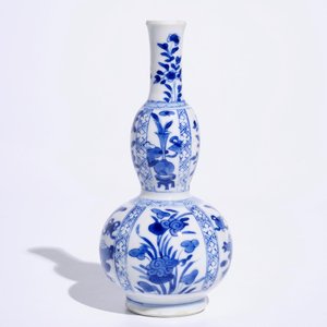 Een Chinees blauw-wit dubbel gourde vaasje met kostbaarhedendecor, Kangxi — foto 4