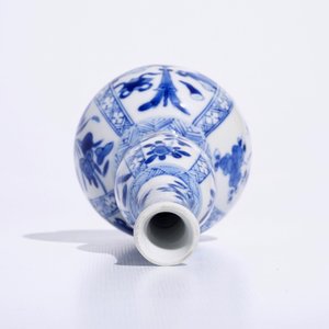 Een Chinees blauw-wit dubbel gourde vaasje met kostbaarhedendecor, Kangxi — foto 6