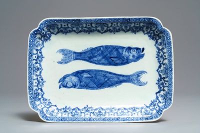 Een Chinees blauw-wit 'dubbel haring' bord voor de Nederlandse markt, Qianlong