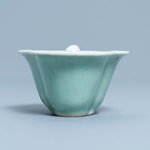 Een Chinees blauw-wit en celadon-geglazuurd 'Lu Hong Jian' of 'Hansje in de kelder' fopkopje, Qianlong — foto 5
