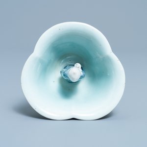 Een Chinees blauw-wit en celadon-geglazuurd 'Lu Hong Jian' of 'Hansje in de kelder' fopkopje, Qianlong — foto 6