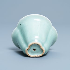 Een Chinees blauw-wit en celadon-geglazuurd 'Lu Hong Jian' of 'Hansje in de kelder' fopkopje, Qianlong — foto 7