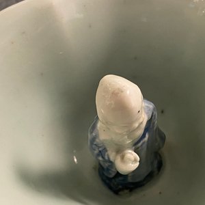 Een Chinees blauw-wit en celadon-geglazuurd 'Lu Hong Jian' of 'Hansje in de kelder' fopkopje, Qianlong — foto 8