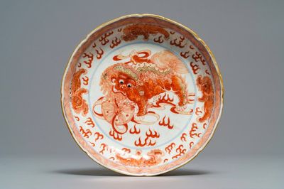 Een Chinees blauw-wit en ijzerrood bord met tempelleeuwen, Qianlong merk, 18/19e eeuw