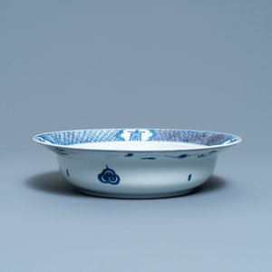 Een Chinees blauw-wit en koperrood bassin, Chenghua merk, Kangxi — foto 3