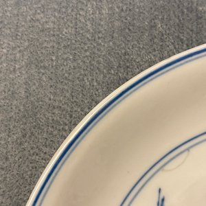 Een Chinees blauw-wit en koperrood bord met floraal decor, Kangxi — foto 3