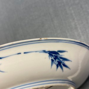 Een Chinees blauw-wit en koperrood bord met floraal decor, Kangxi — foto 10
