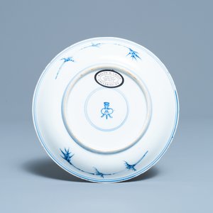 Een Chinees blauw-wit en koperrood bord met floraal decor, Kangxi — foto 2
