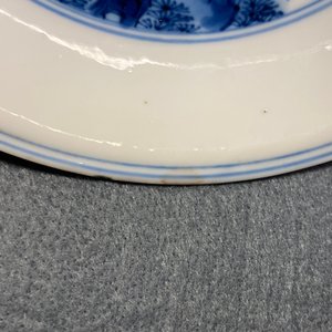 Een Chinees blauw-wit en koperrood bord met floraal decor, Kangxi — foto 3