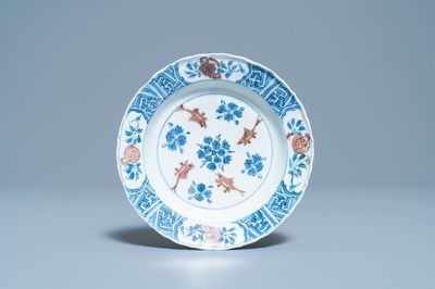 Een Chinees blauw-wit en koperrood bord met vissen, Chenghua merk, Kangxi