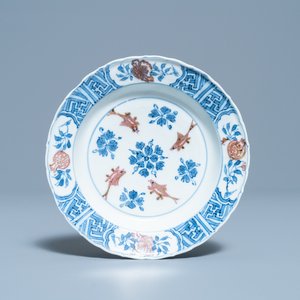 Een Chinees blauw-wit en koperrood bord met vissen, Chenghua merk, Kangxi — foto 1