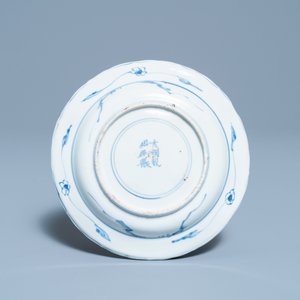 Een Chinees blauw-wit en koperrood bord met vissen, Chenghua merk, Kangxi — foto 2