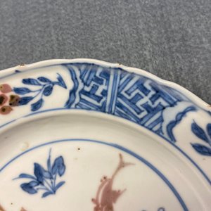 Een Chinees blauw-wit en koperrood bord met vissen, Chenghua merk, Kangxi — foto 3