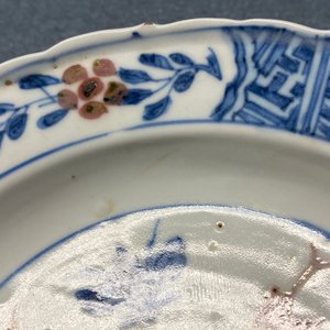 Een Chinees blauw-wit en koperrood bord met vissen, Chenghua merk, Kangxi — foto 4